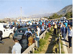 Fiat workers illegally block highway in Sicily, assisted by police!